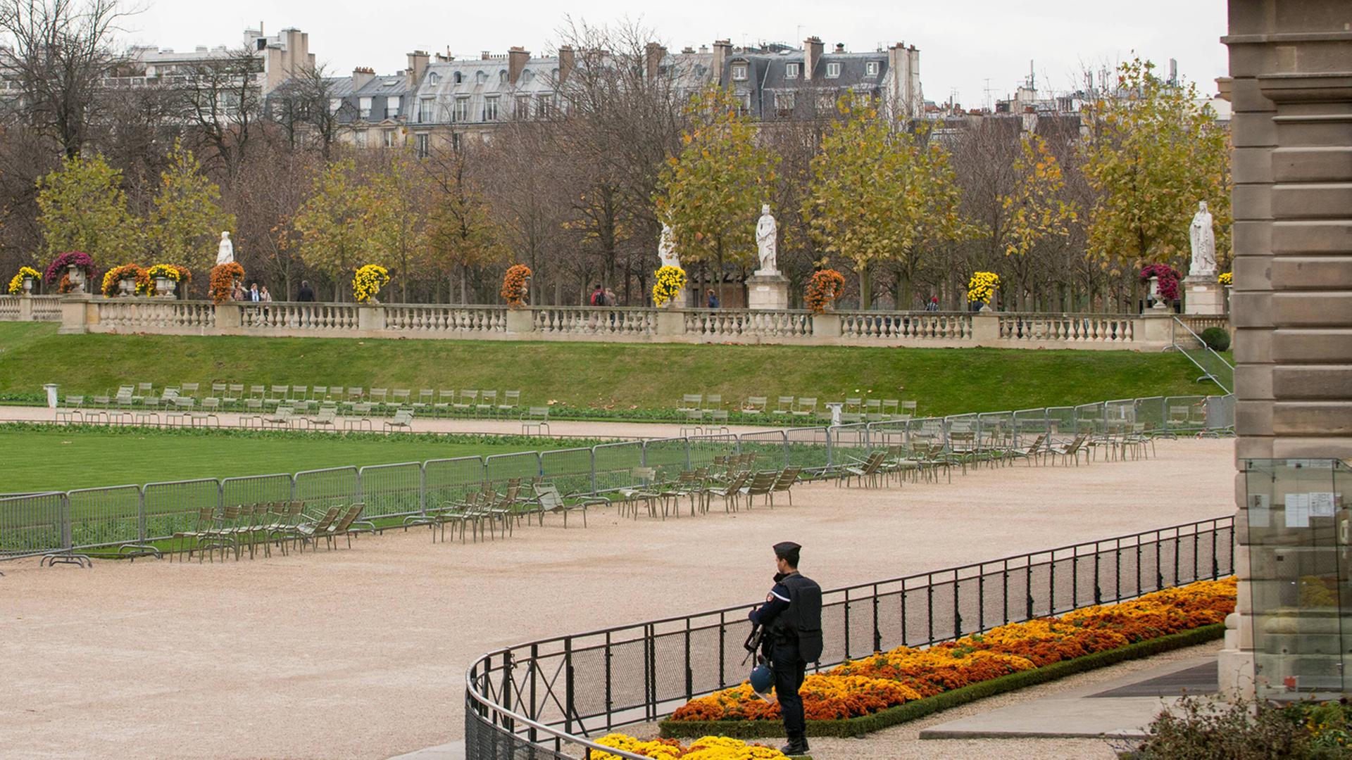 Der Schlosspark Jardin du Luxemburg - eigentlich ein bei Parisern und Touristen beliebter Ort, ist aus Sicherheitsgründen abgesperrt. Der Schlosspark Jardin du Luxemburg - eigentlich ein bei Parisern und Touristen beliebter Ort, ist aus Sicherheitsgründen abgesperrt.