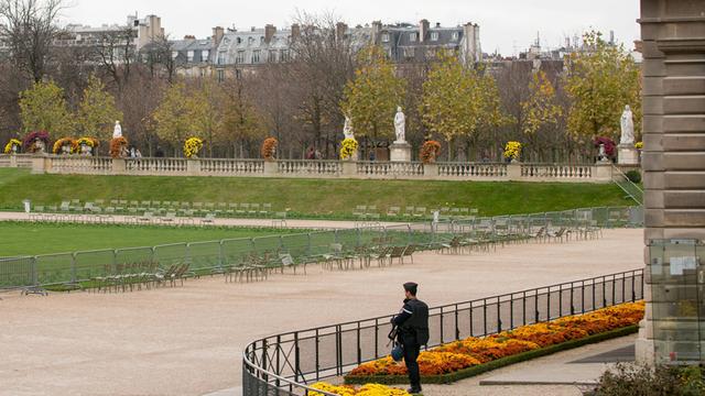 Der Schlosspark Jardin du Luxemburg - eigentlich ein bei Parisern und Touristen beliebter Ort, ist aus Sicherheitsgründen abgesperrt.