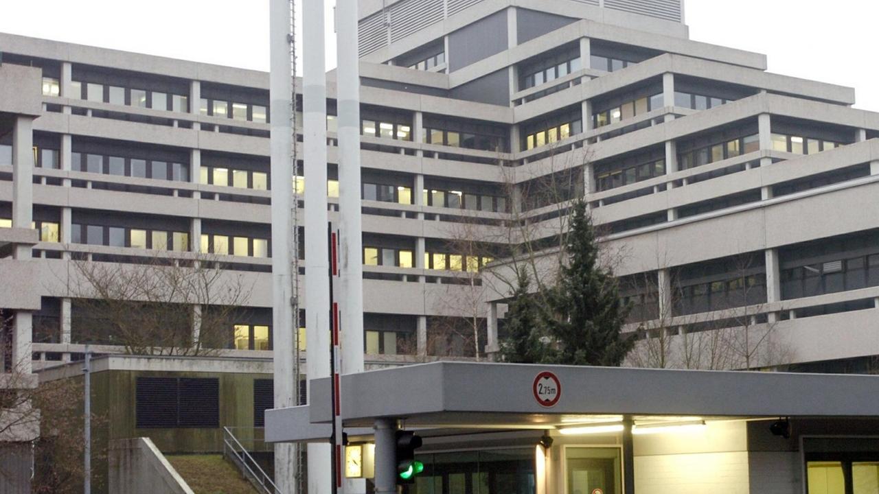 Das Bild zeigt das Hauptgebäude.
