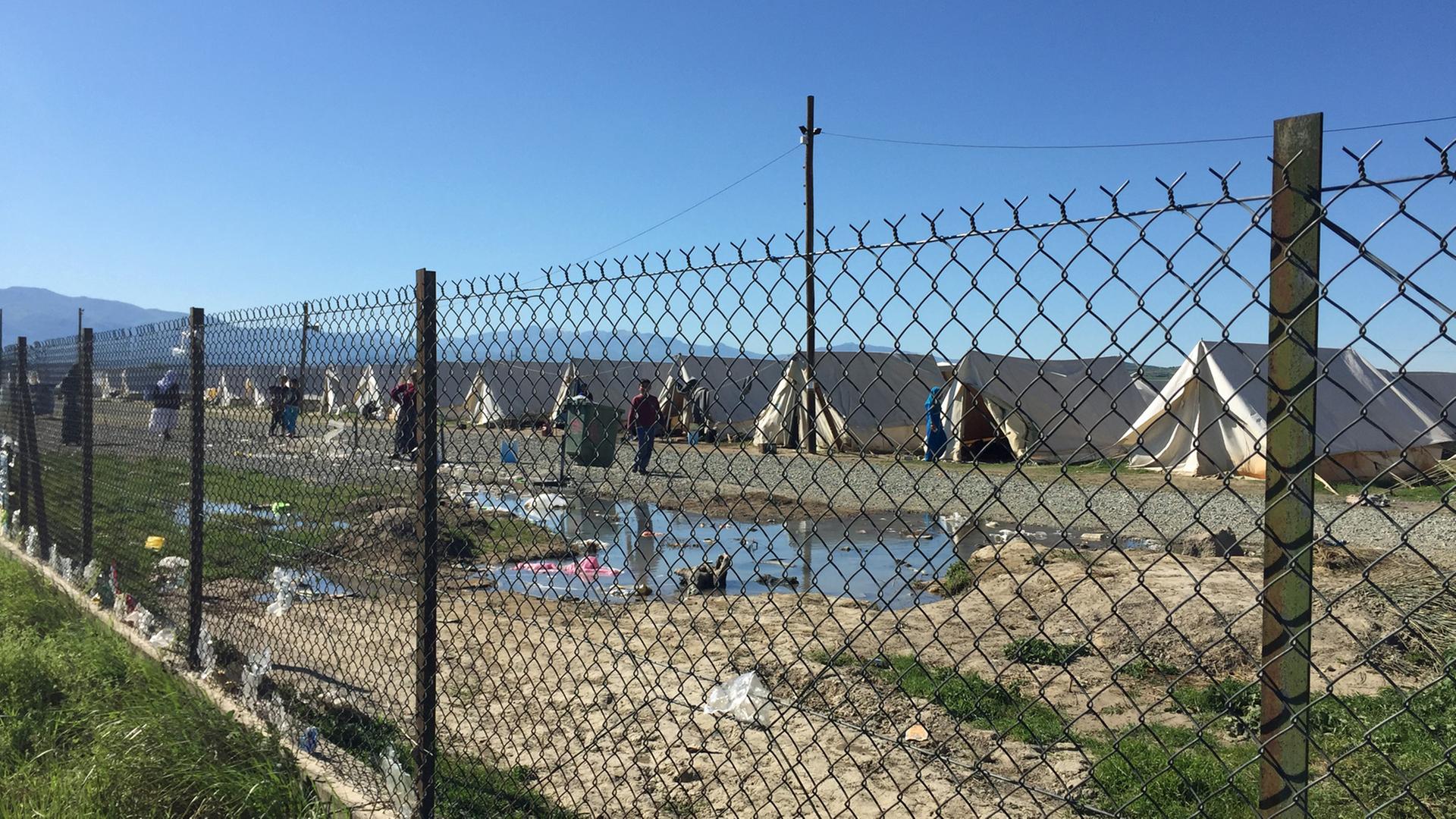 Offizielles griechisches Flüchtlingslager Nea Kavala in der Nähe der griechisch-mazedonischen Grenze: Hier ist die Jesidin Maha mit ihren zwei kleinen Söhnen untergekommen. Offizielles griechisches Flüchtlingslager Nea Kavala in der Nähe der griechisch-mazedonischen Grenze: Hier ist die Jesidin Maha mit ihren zwei kleinen Söhnen untergekommen.