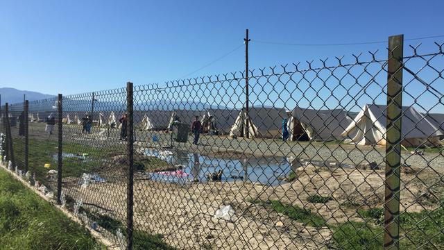 Offizielles griechisches Flüchtlingslager Nea Kavala in der Nähe der griechisch-mazedonischen Grenze: Hier ist die Jesidin Maha mit ihren zwei kleinen Söhnen untergekommen.