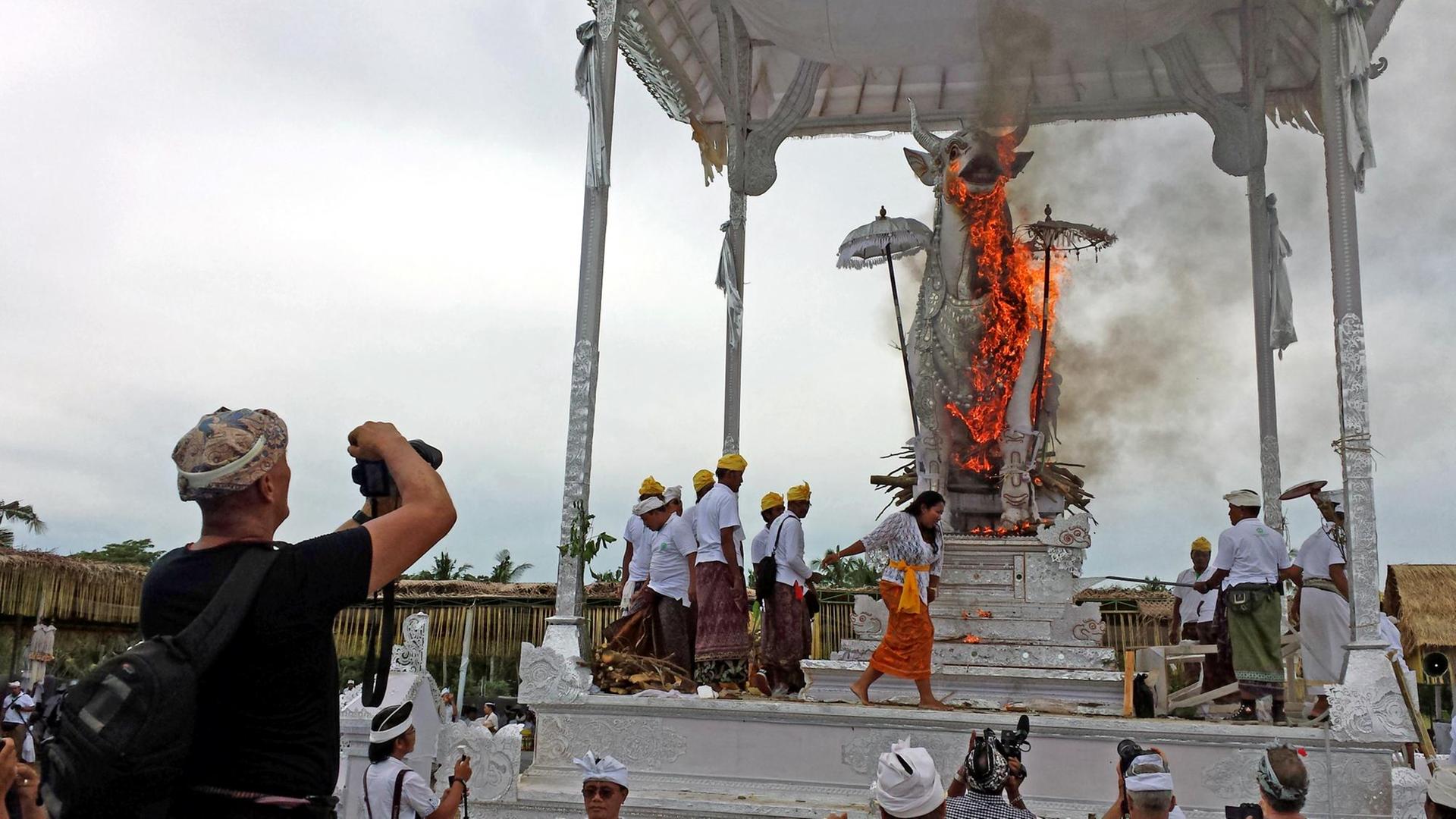 Die Feuerbestattung eines hohen balinesischen Brahmanenpriesters ist ein großes religiöses Ereignis, das Tausende Menschen anzieht. Die Feuerbestattung eines hohen balinesischen Brahmanenpriesters ist ein großes religiöses Ereignis, das Tausende Menschen anzieht.