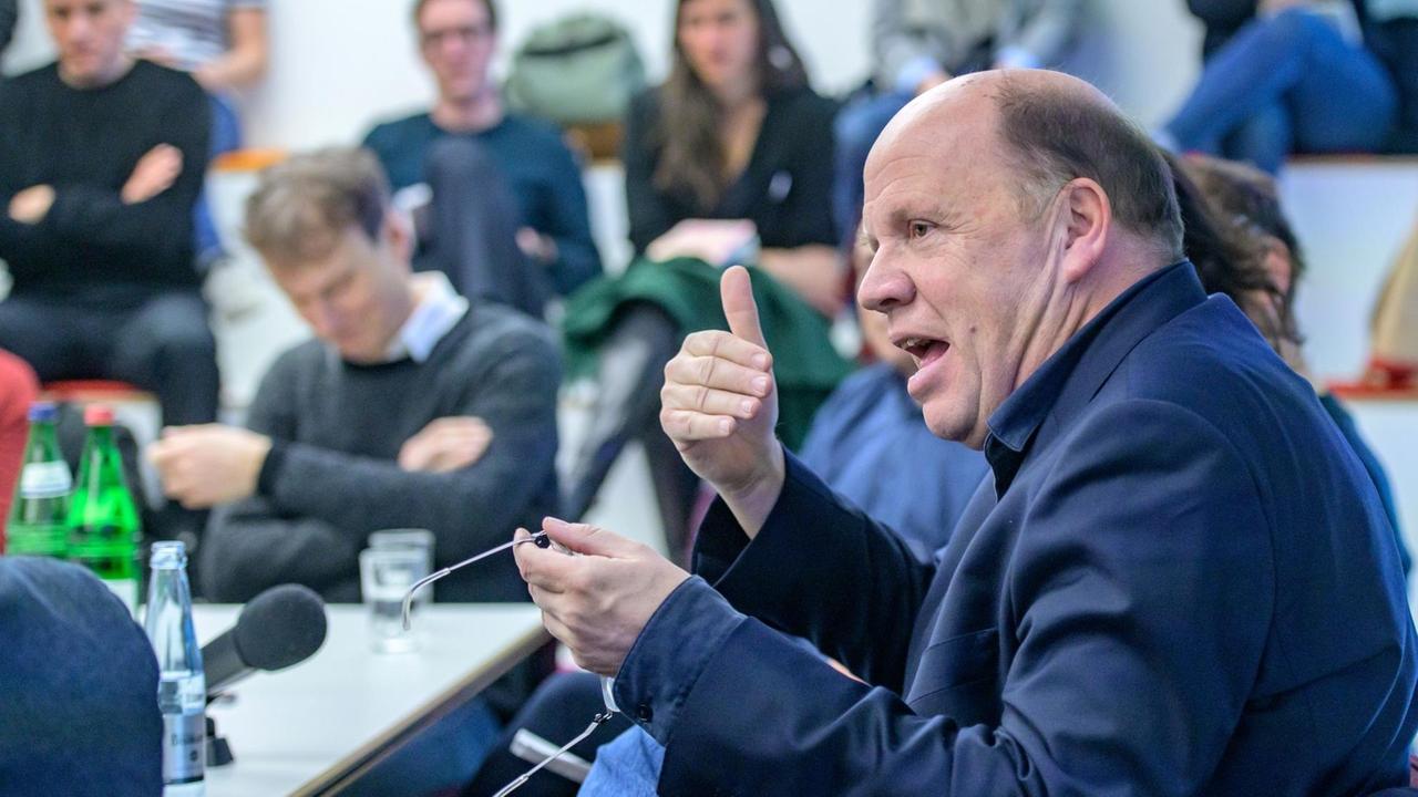 Stephan Lebert, Reporter bei "Die Zeit", spricht beim Reporter Workshop des Spiegel Verlags am 12.04.2019 zum Thema "Betrug an der Redaktion - wie damit umgehen?" auf dem Podium. Stephan Lebert, Reporter bei "Die Zeit", spricht beim Reporter Workshop des Spiegel Verlags am 12.04.2019 zum Thema "Betrug an der Redaktion - wie damit umgehen?" auf dem Podium.