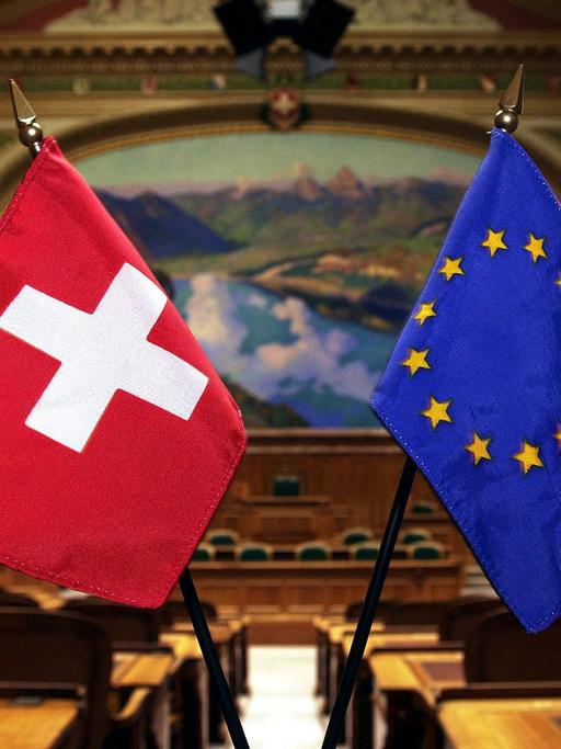 Fähnchen der EU und der Schweiz im Nationalratssaal in Bern