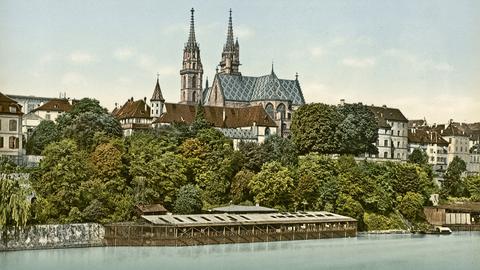 Die Badeanstalt Pfalzbadhysli am Rhein und das Münster in Basel in der Schweiz, aufgenommen um 1900.