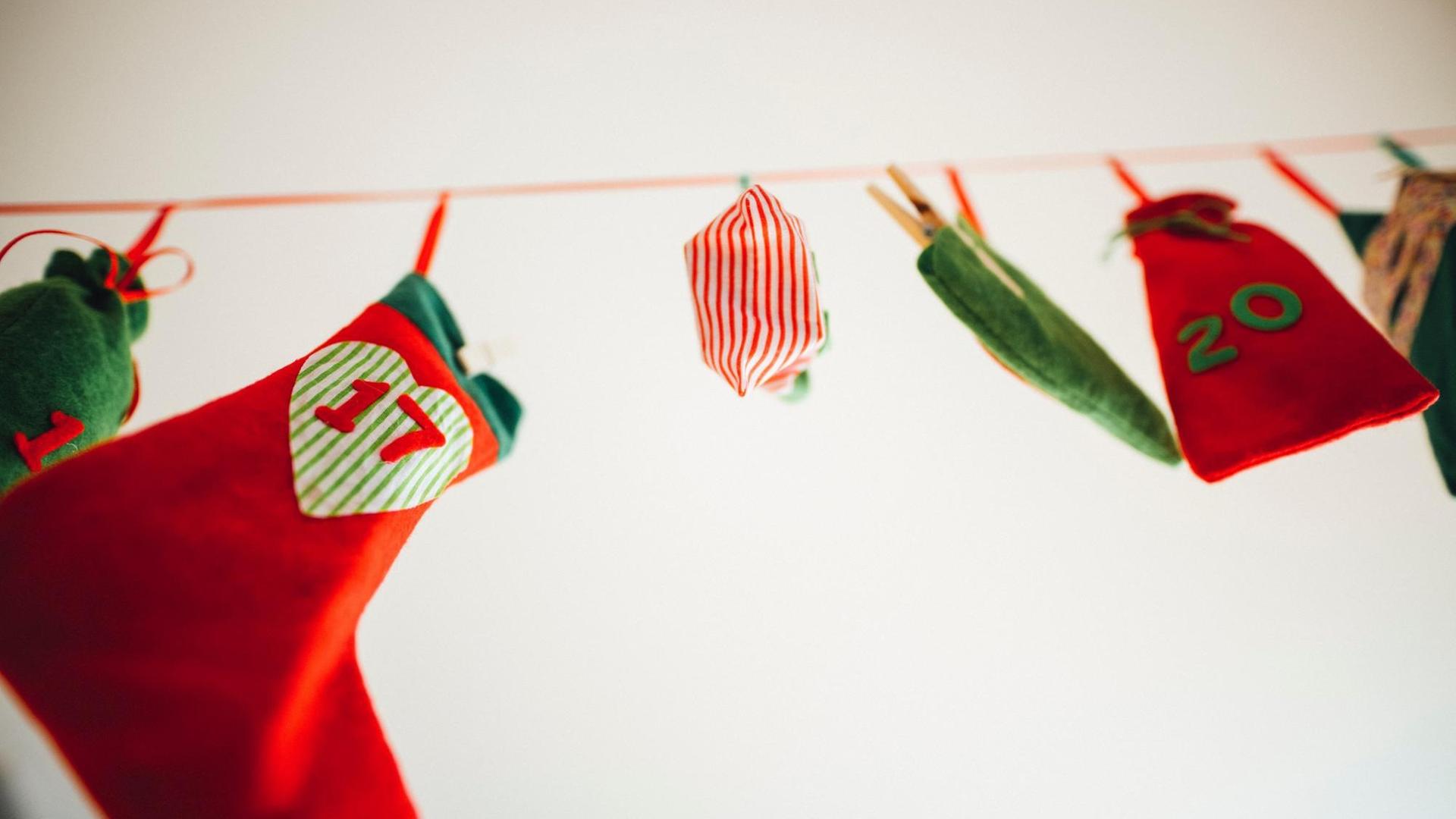 Ein selbstgebastelter Adventskalender hängt an einer Kordel. Ein selbstgebastelter Adventskalender hängt an einer Kordel.