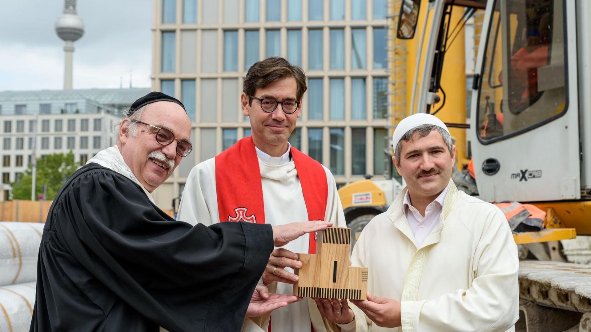 Rabbiner Andreas Nachama, Pfarrer Gregor Hohberg und Imam Kadir Sanci feiern den Abschluss der Tiefgründungsarbeiten mit dem letzten Bohrpfahl beim Bauprojekt für die interreligiöse Begegnungsstätte "House of One - Bet- und Lehrhaus Berlin" - am Petriplatz in Berlin-Mitte Rabbiner Andreas Nachama, Pfarrer Gregor Hohberg und Imam Kadir Sanci feiern den Abschluss der Tiefgründungsarbeiten mit dem letzten Bohrpfahl beim Bauprojekt für die interreligiöse Begegnungsstätte "House of One - Bet- und Lehrhaus Berlin" - am Petriplatz in Berlin-Mitte