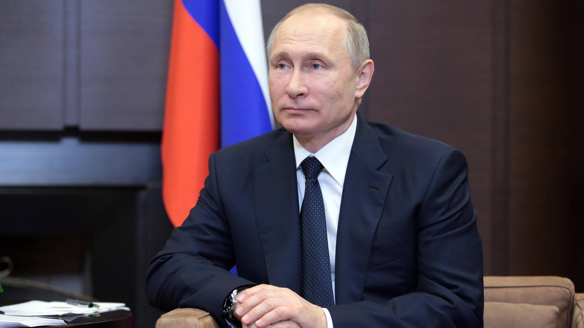Russlands Präsident Wladimir Putin bei einem Treffen mit Italiens Premierminister Paolo Gentiloni in Sotschi. Russlands Präsident Wladimir Putin bei einem Treffen mit Italiens Premierminister Paolo Gentiloni in Sotschi.