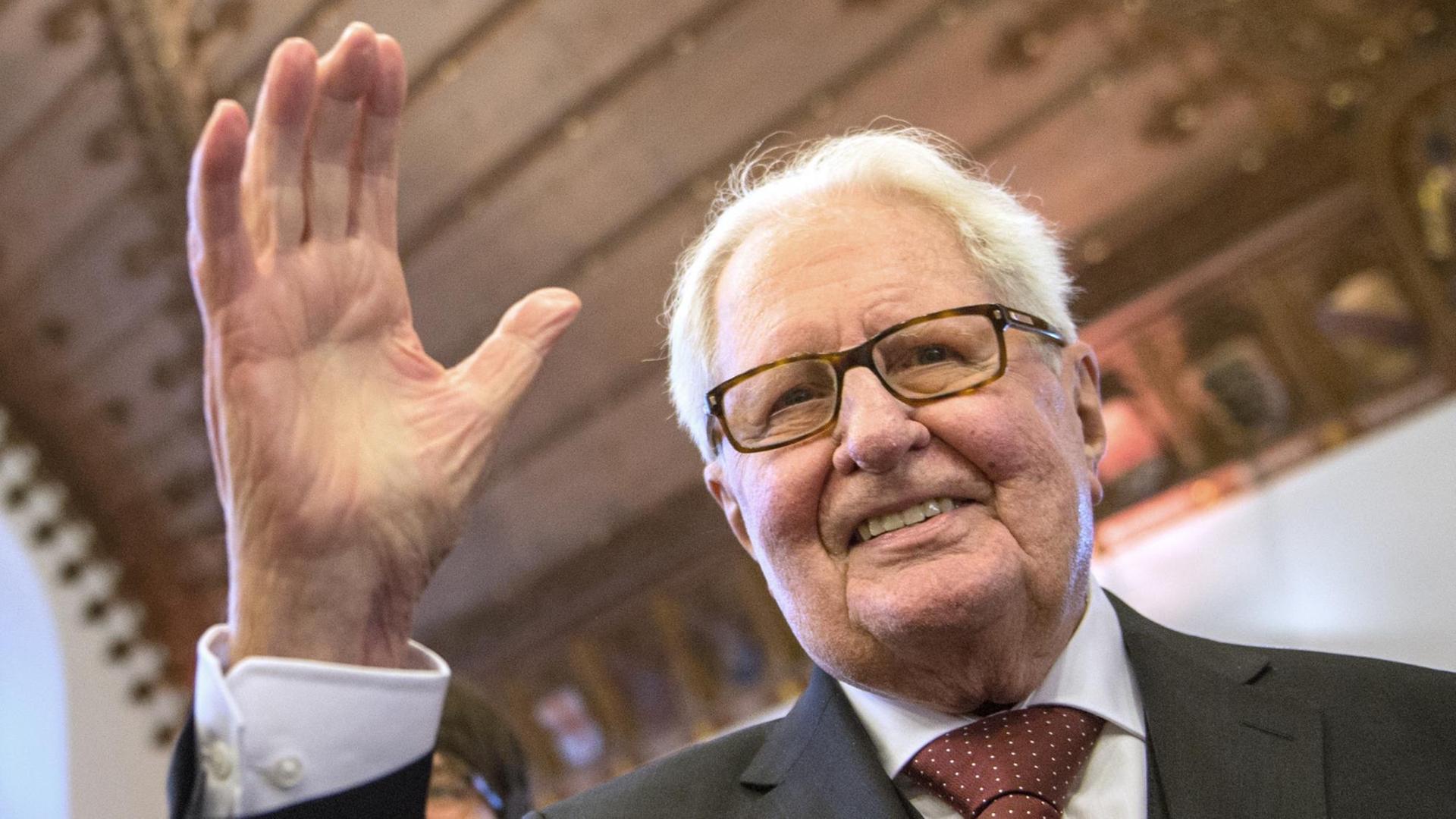 Der ehemalige SPD-Parteichef Hans-Jochen Vogel winkt am 04.02.2016 im alten Rathaus in München (Bayern) bei einem Festakt der Bayern-SPD zu seinen Ehren zum 90. Geburtstag. Der ehemalige SPD-Parteichef Hans-Jochen Vogel winkt am 04.02.2016 im alten Rathaus in München (Bayern) bei einem Festakt der Bayern-SPD zu seinen Ehren zum 90. Geburtstag.