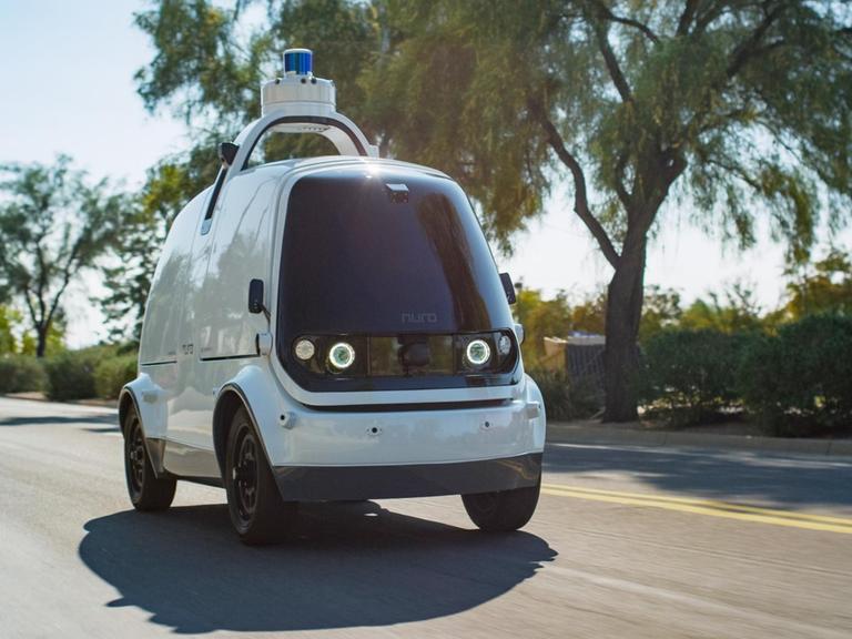 Ein vollautomatischer Roboterwagen der japanischen Firma Nuro.ai.