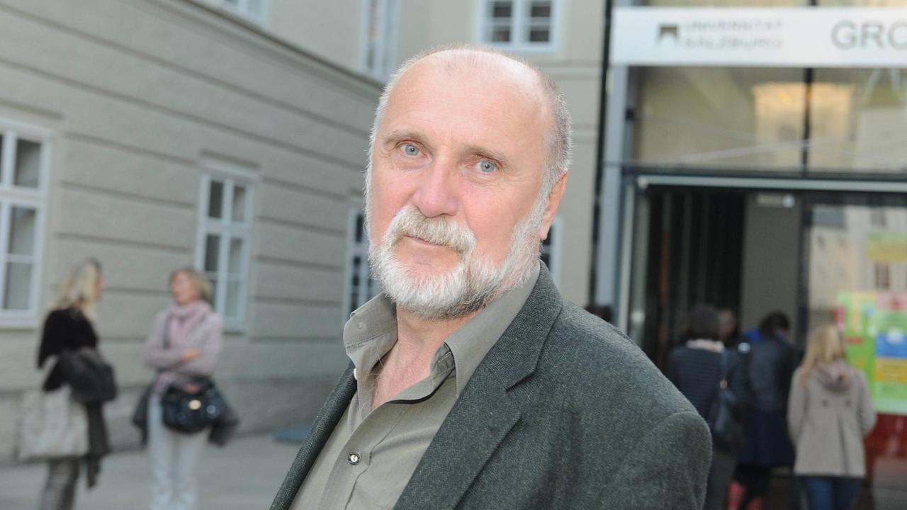 Dzevad Karahasan vor einem Eingang beim Literaturfest Salzburg. Dzevad Karahasan vor einem Eingang beim Literaturfest Salzburg.