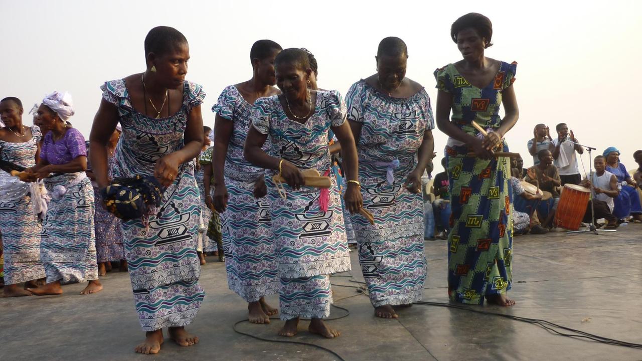 Tänzer und Musiker beim "Festival der schwarzen Gottheiten", das alljährlich am Strand von Aného (Togo) stattfindet. Tänzer und Musiker beim "Festival der schwarzen Gottheiten", das alljährlich am Strand von Aného (Togo) stattfindet.