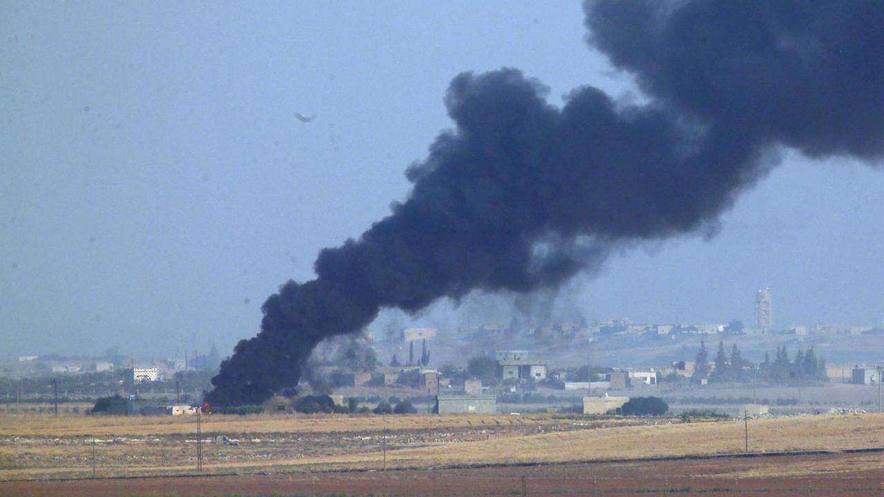 Rauch steigt nach einer türkischen Militäroffensive gegen kurdische Milizen in Nordsyrien auf. Rauch steigt nach einer türkischen Militäroffensive gegen kurdische Milizen in Nordsyrien auf.