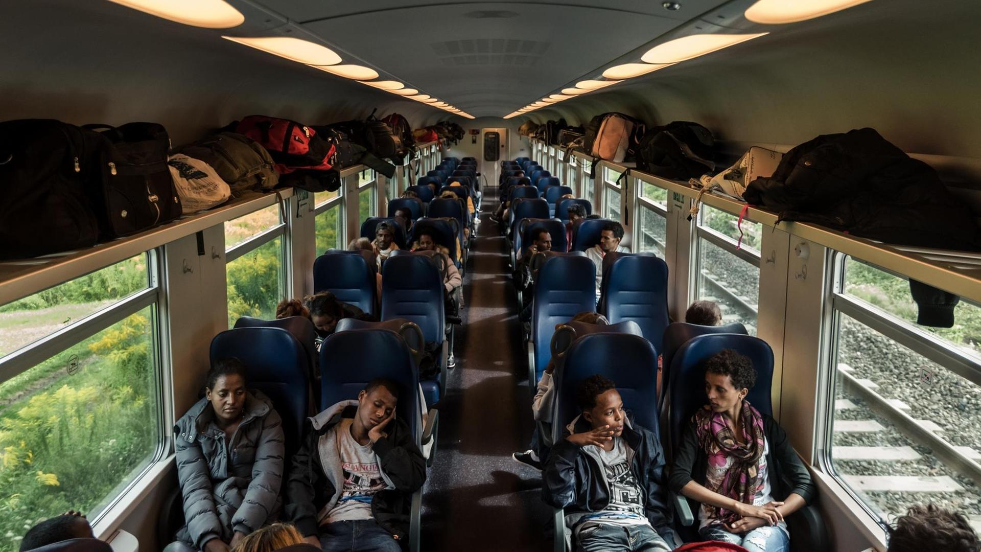 Zahlreiche Flüchtlinge fahren mit dem Regionalzug von Bozen (Italien) zum Bahnhof Brenner. Zahlreiche Flüchtlinge fahren mit dem Regionalzug von Bozen (Italien) zum Bahnhof Brenner.