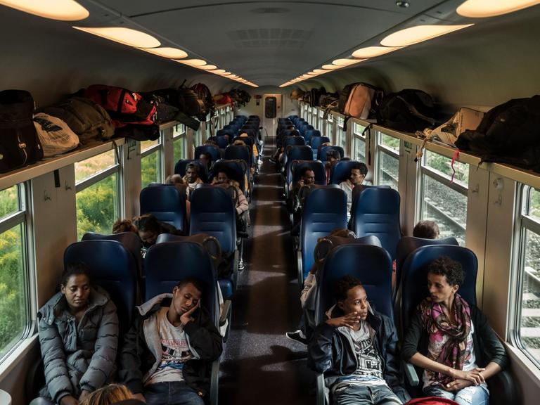 Zahlreiche Flüchtlinge fahren mit dem Regionalzug von Bozen (Italien) zum Bahnhof Brenner.