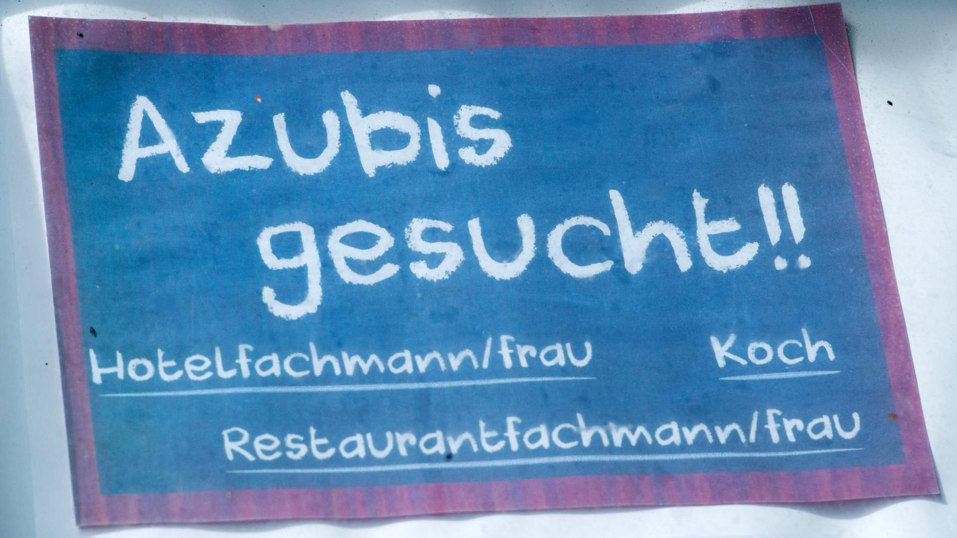 Vor einem Hotel hängt ein Schild mit dem Schriftzug "Azubis gesucht !!" Vor einem Hotel hängt ein Schild mit dem Schriftzug "Azubis gesucht !!"