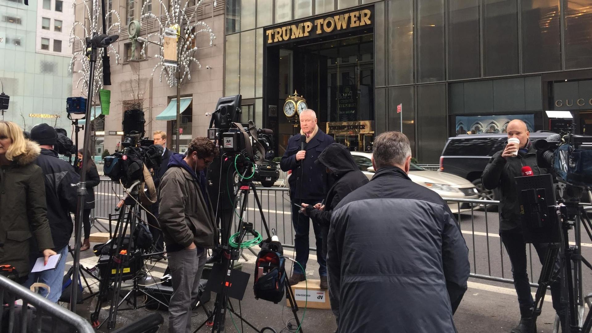 Journalisten berichten am 11.02.2017 vor dem New Yorker Trump Tower während der Pressekonferenz des künftigen US-Präsidenten Trump. Foto: Christina Horsten/dpa | Verwendung weltweit Journalisten berichten am 11.02.2017 vor dem New Yorker Trump Tower während der Pressekonferenz des künftigen US-Präsidenten Trump. Foto: Christina Horsten/dpa | Verwendung weltweit