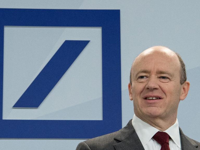 John Cryan, Co-Vorstandsvorsitzender der Deutschen Bank, steht während einer Pressekonferenz des Finanzinstituts in Frankfurt am Main auf dem Podium.