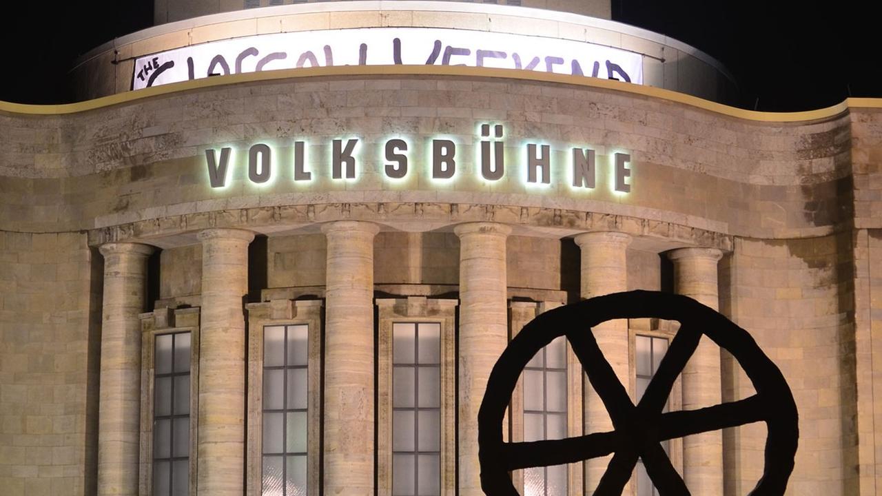 Von Scheinwerfern erleuchtet ist die Fassade des Theaters Die Volksbühne in Berlin Von Scheinwerfern erleuchtet ist die Fassade des Theaters Die Volksbühne in Berlin