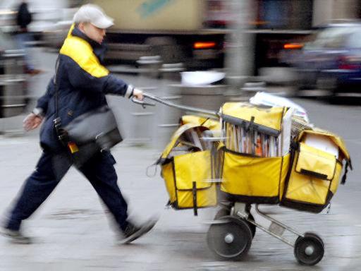 Eine Briefbotin in Frankfurt - 200 bis 250 Kilogramm an Menge muss ein Postbote etwa täglich austragen. 
