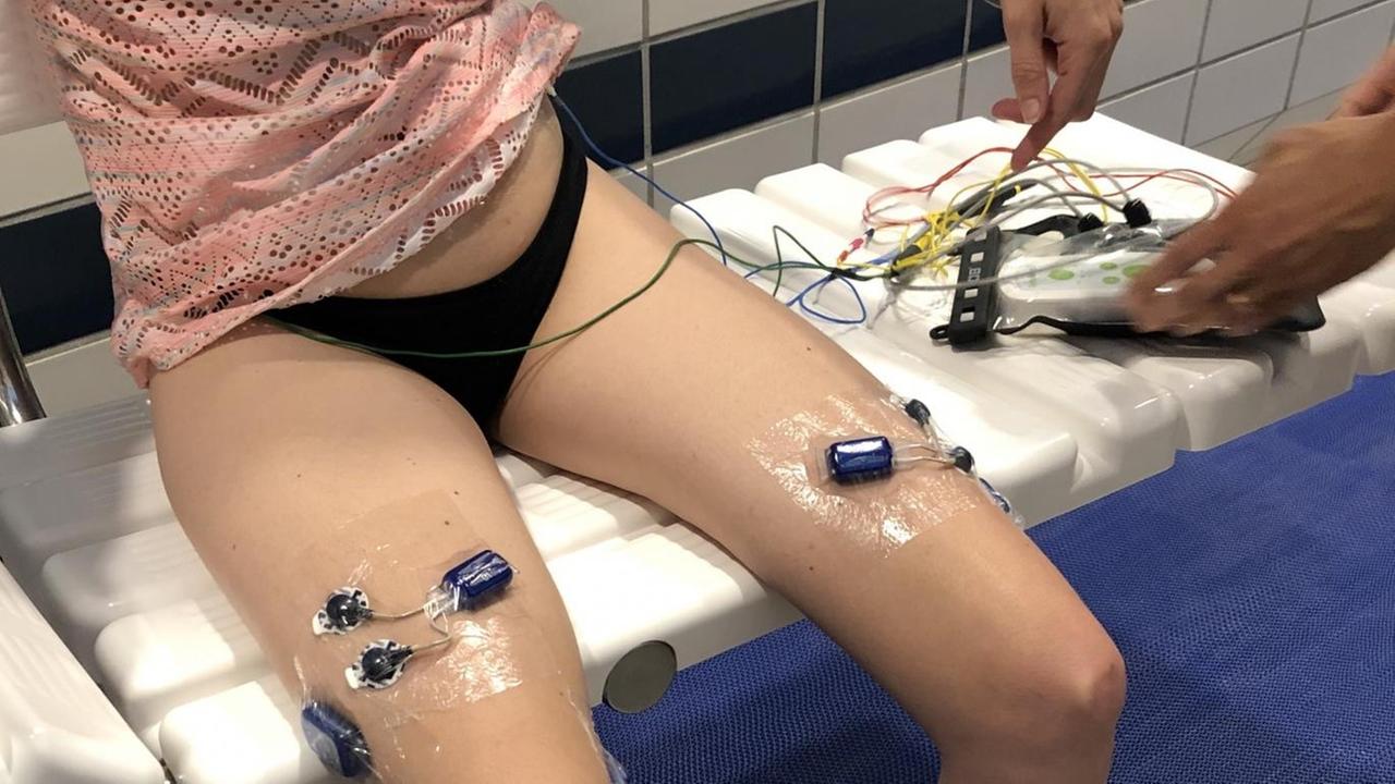Die Oberschenkel einer jungen Frau mit aufgeklebten Elektroden. Die Oberschenkel einer jungen Frau mit aufgeklebten Elektroden.