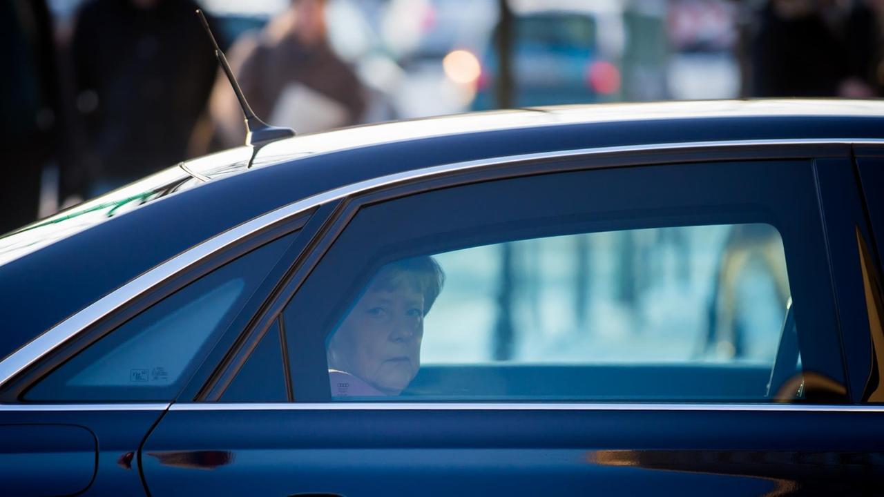 Bundeskanzlerin Angela Merkel fährt in Berlin vor Bundeskanzlerin Angela Merkel fährt in Berlin vor