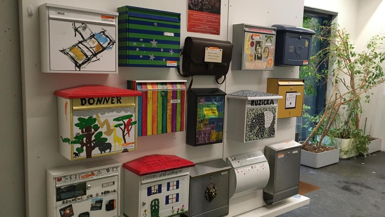 Schön bunt: Briefkästen der Genossenschaftswohnungen von WagnisArt. Schön bunt: Briefkästen der Genossenschaftswohnungen von WagnisArt.