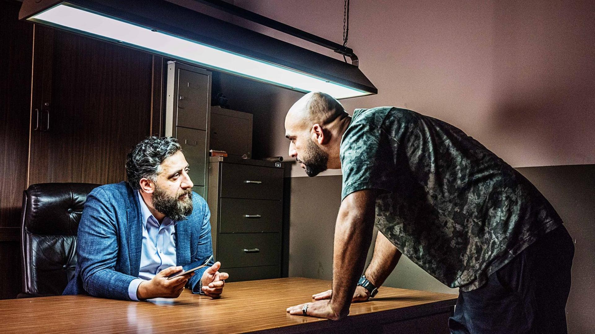 Szenenbild: Toni und Abbas Hamady sind unterhalten sich in einem Hinterzimmer. (Bild:© 2017 Turner Broadcasting System Europe Limited & Wiedemann & Berg Television GmbH & Co.) Szenenbild: Toni und Abbas Hamady sind unterhalten sich in einem Hinterzimmer. (Bild:© 2017 Turner Broadcasting System Europe Limited & Wiedemann & Berg Television GmbH & Co.)
