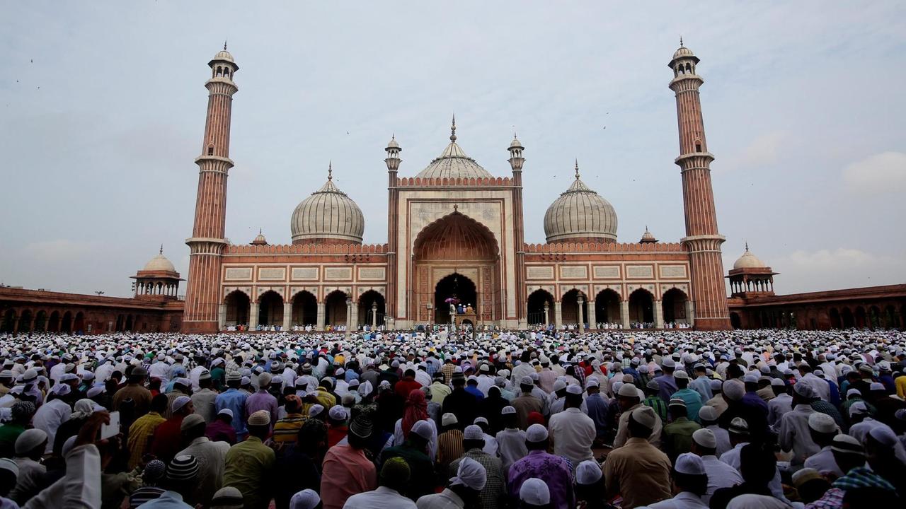 Muslime beim Gebet am Jama Masjid