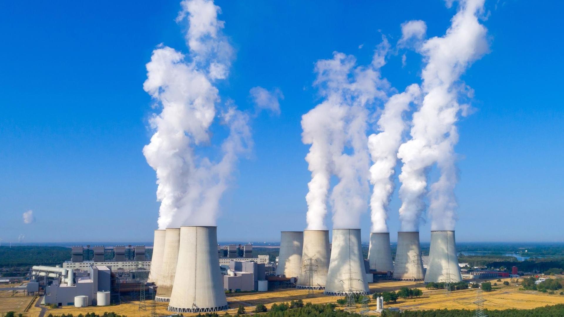 Das Braunkohlekraftwerk Jaenschwalde (LEAG) in der Lausitz, Luftaufnahme mit einer Drohne. Das Braunkohlekraftwerk Jaenschwalde (LEAG) in der Lausitz, Luftaufnahme mit einer Drohne.