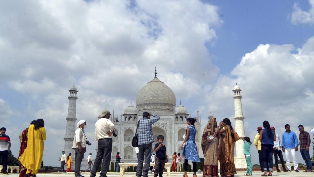 Besucher des Taj Mahal in Agra in Indien, aufgenommen im September 2020. 