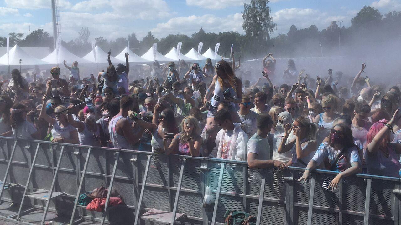 Spannung vor dem stündlichen Countdown zum Farbenwurf beim Holi-Festival in Leipzig am 9. Juli 2016. Spannung vor dem stündlichen Countdown zum Farbenwurf beim Holi-Festival in Leipzig am 9. Juli 2016.