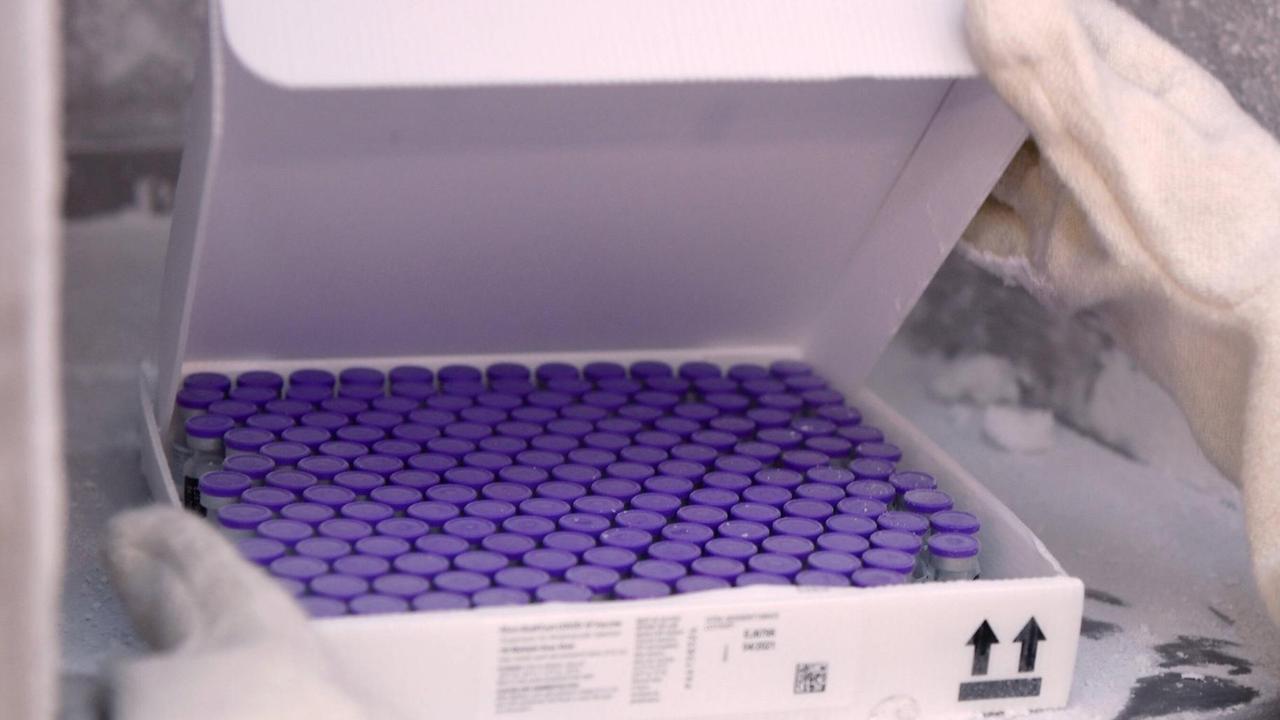 Impfstoff von Biontech/Pfizer in einem Gefrierschrank Impfstoff von Biontech/Pfizer in einem Gefrierschrank
