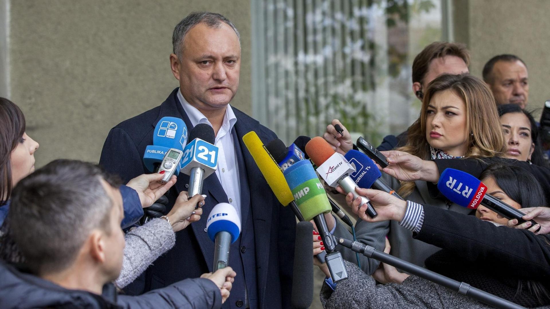 Der Vorsitzende der Sozialistischen Partei, Igor Dodon, vor einem Wahllokal (30.10.16) in der Hauptstadt Chisinau.