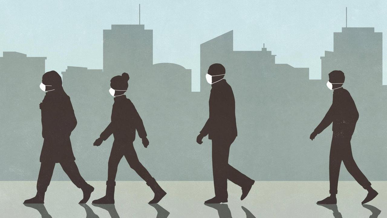 Fußgänger:innen mit Mund-Nase-Masken beim Spaziergang in der Stadt. Fußgänger:innen mit Mund-Nase-Masken beim Spaziergang in der Stadt.