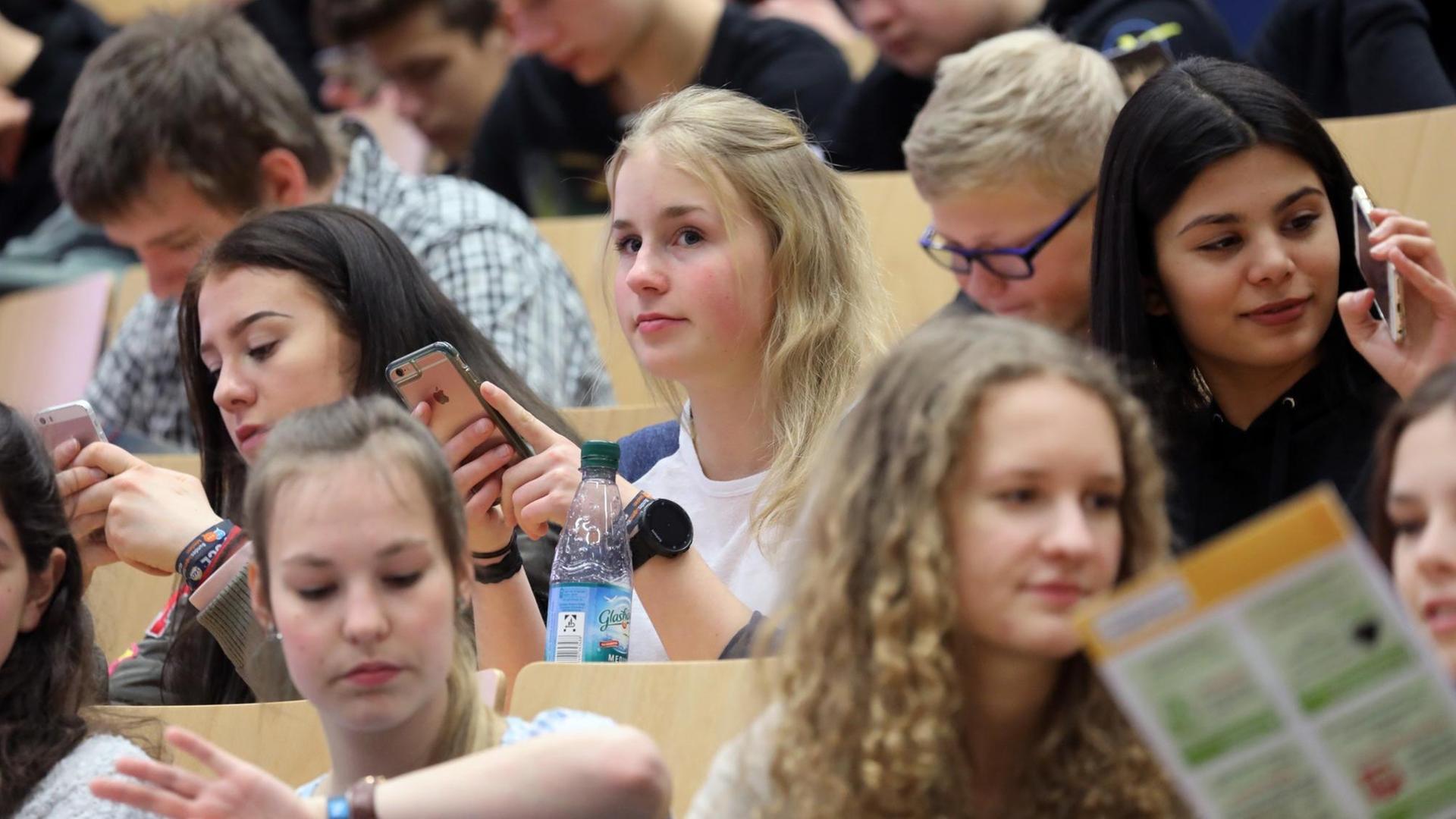 Die zweite Bundesjugendkonferenz Medien beginnt am 24.03.2017 in Rostock (Mecklenburg-Vorpommern). Rund 200 Medienscouts aus ganz Deutschland tauschen sich diesmal zum Phänomen der Falschnachrichten, sogenannten Fake News, aus. Die zweite Bundesjugendkonferenz Medien beginnt am 24.03.2017 in Rostock (Mecklenburg-Vorpommern). Rund 200 Medienscouts aus ganz Deutschland tauschen sich diesmal zum Phänomen der Falschnachrichten, sogenannten Fake News, aus.
