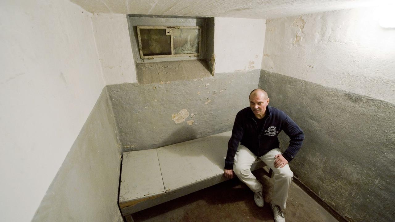 Der ehemalige Insasse Ralf Weber (54) sitzt am Samstag im November 2009 in einer Dunkelzelle des ehemaligen Geschlossenen Jugendwerkhofes Torgau. Der ehemalige Insasse Ralf Weber (54) sitzt am Samstag im November 2009 in einer Dunkelzelle des ehemaligen Geschlossenen Jugendwerkhofes Torgau.