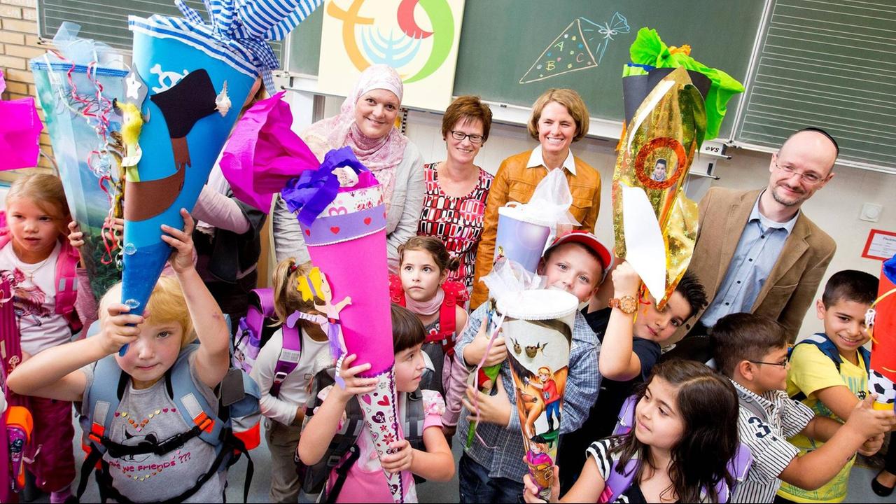 Lehrer und Schüler der Drei-Religionen-Grundschule in Osnabrück bei der Eröffnungsfeier im September 2012
Lehrer und Schüler der Drei-Religionen-Grundschule in Osnabrück bei der Eröffnungsfeier im September 2012