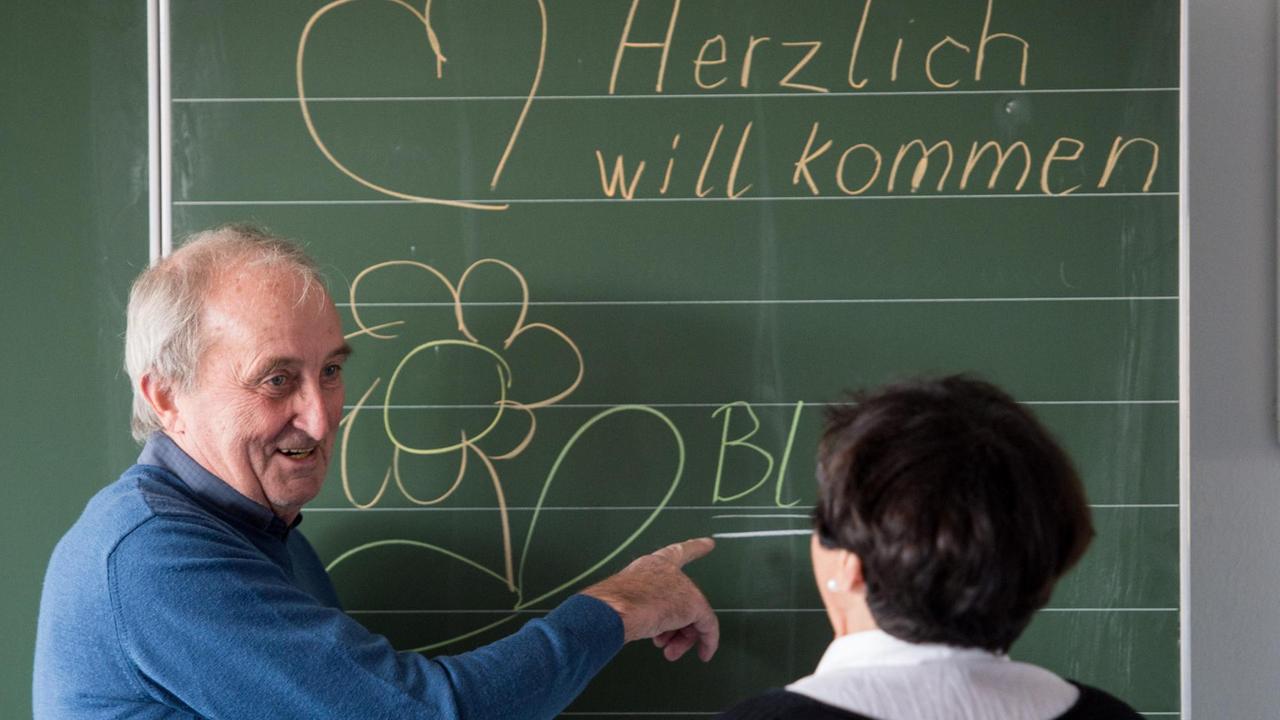 Ehrenamtliche pensionierte Lehrer geben Flüchtlingen Deutschunterricht