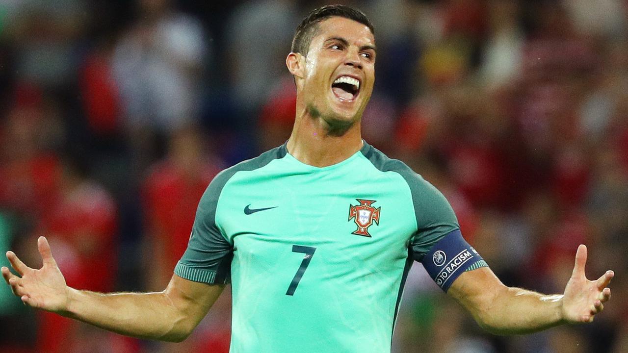 Cristiano Ronaldo jubelt nach dem Sieg von Portugal im EM-Halbfinale gegen Wales. Cristiano Ronaldo jubelt nach dem Sieg von Portugal im EM-Halbfinale gegen Wales.