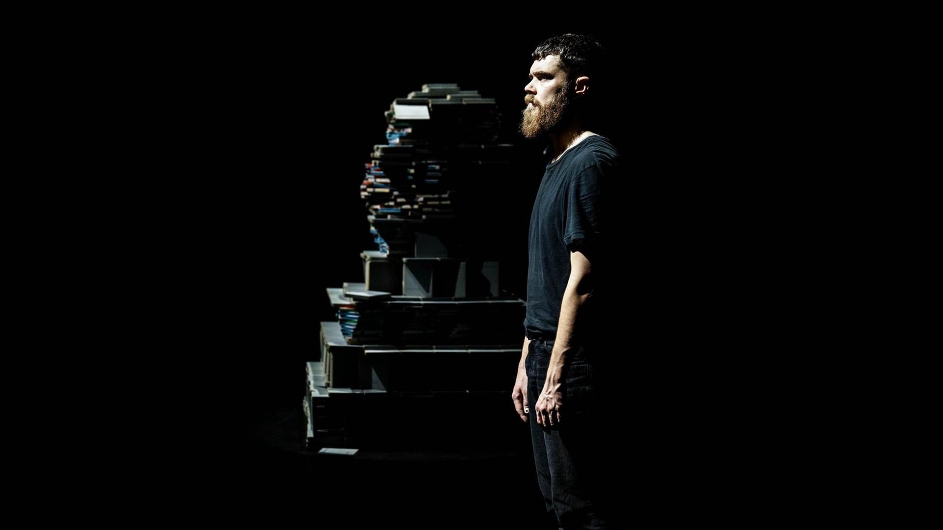 Der Theatermacher und Performer Oliver Zahn in seinem Stück LOB DES VERGESSENS (über die Flucht und Vertreibung Deutscher nach dem zweiten Weltkrieg und Praktiken des Vergessens). Der Theatermacher und Performer Oliver Zahn in seinem Stück LOB DES VERGESSENS (über die Flucht und Vertreibung Deutscher nach dem zweiten Weltkrieg und Praktiken des Vergessens).
