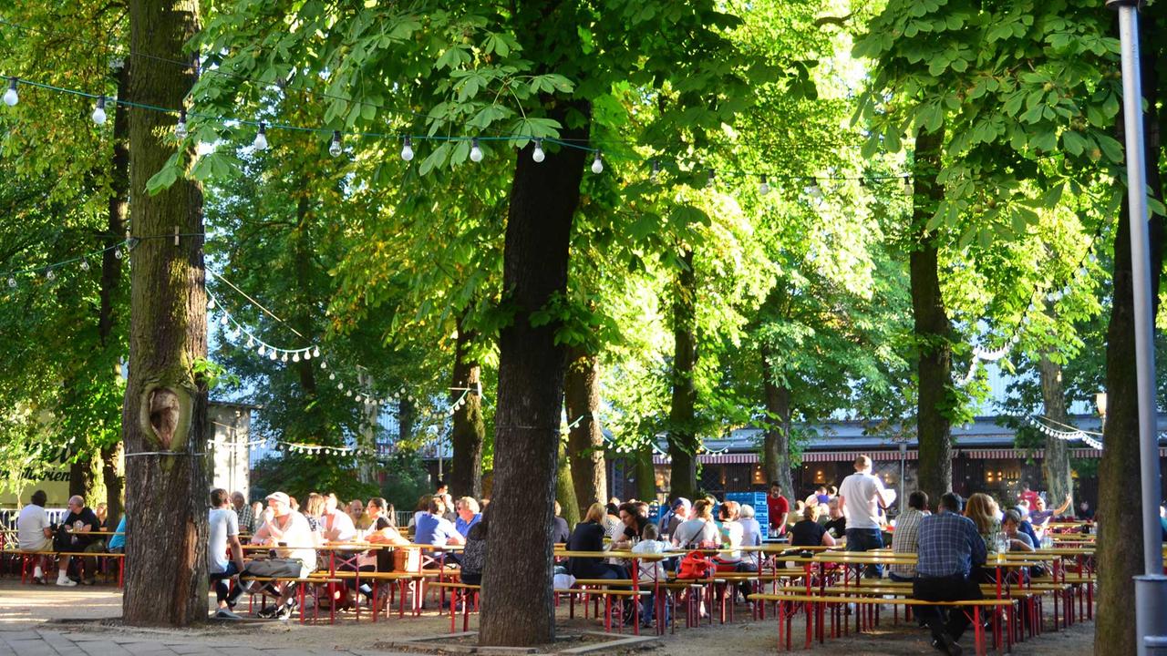 Touristen und Einheimische pilgern im Sommer in den Prater, einem Biergarten in der Kastanienallee im Prenzlauer Berg Touristen und Einheimische pilgern im Sommer in den Prater, einem Biergarten in der Kastanienallee im Prenzlauer Berg