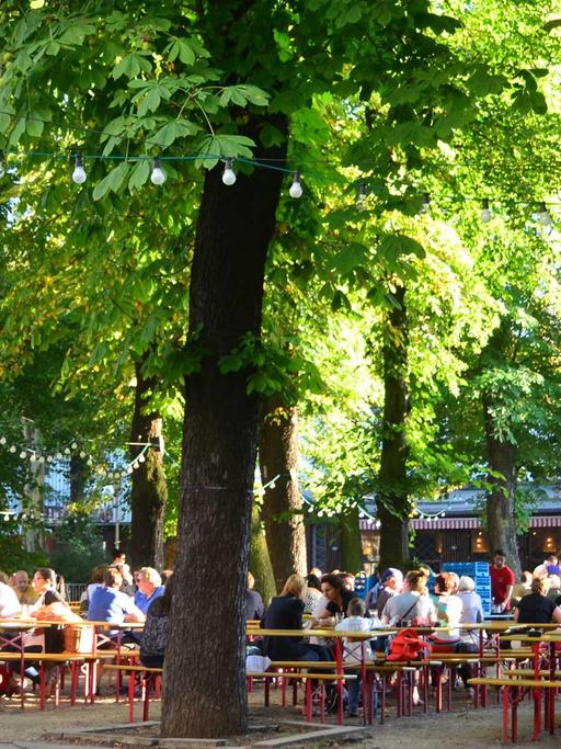 Touristen und Einheimische pilgern im Sommer in den Prater, einem Biergarten in der Kastanienallee im Prenzlauer Berg