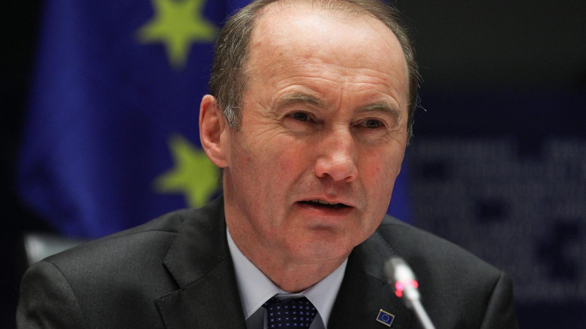 Othmar Karas 2013 im Europäischen Parlament vor einer Europaflagge. Othmar Karas 2013 im Europäischen Parlament vor einer Europaflagge.