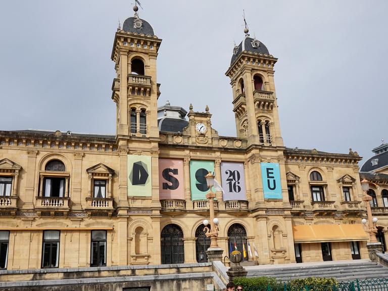 Am Rathaus von San Sebastian sind Plakate befestigt, die auf die Auszeichnung als Europäische Kulturhauptstadt 2016 hinweisen.
