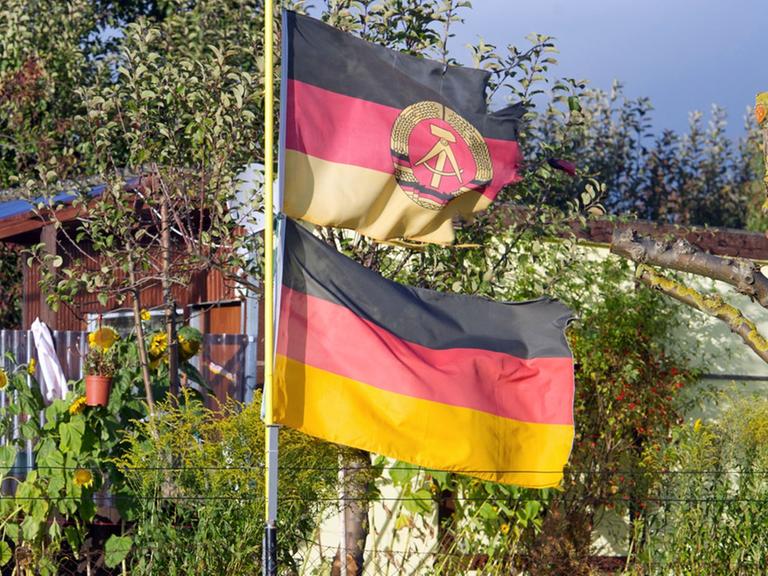 Fahnen-Doppel: DDR und Bundesrepublik Deutschland