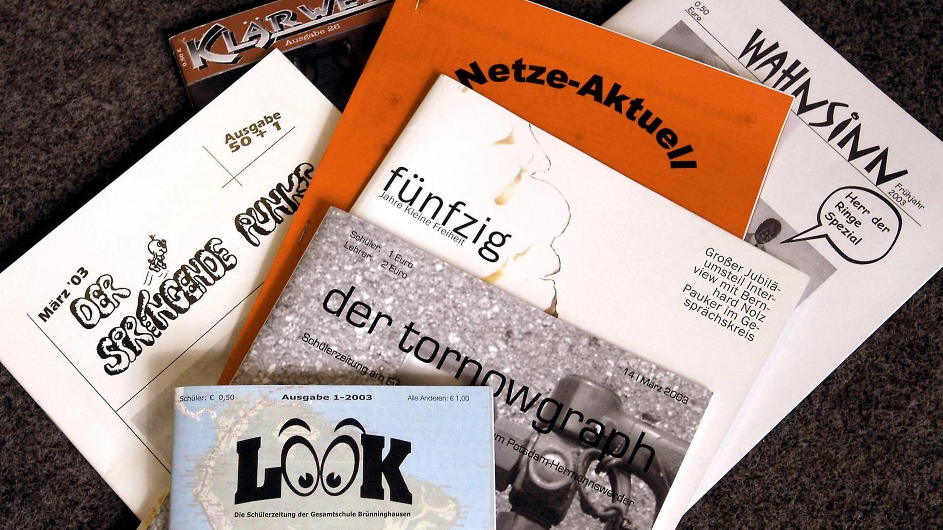 Bildnummer: 50860629 Datum: 01.05.2003 Copyright: imago/Marco Stepniak Diverse Schülerzeitungen, Objekte; 2003, Studioaufnahme, Zeitung, Zeitungen, Schülerzeitung, Schülerzeitungen, Schulzeitung, Schulzeitungen, Look, Klärwerk, Wahnsinn, Netze-Aktuell, der tornowgraph, der springende Punkt, fünfzig; , quer, Kbdig, Gruppenbild, Deutschland, , Bildnummer: 50860629 Datum: 01.05.2003 Copyright: imago/Marco Stepniak Diverse Schülerzeitungen, Objekte; 2003, Studioaufnahme, Zeitung, Zeitungen, Schülerzeitung, Schülerzeitungen, Schulzeitung, Schulzeitungen, Look, Klärwerk, Wahnsinn, Netze-Aktuell, der tornowgraph, der springende Punkt, fünfzig; , quer, Kbdig, Gruppenbild, Deutschland, ,