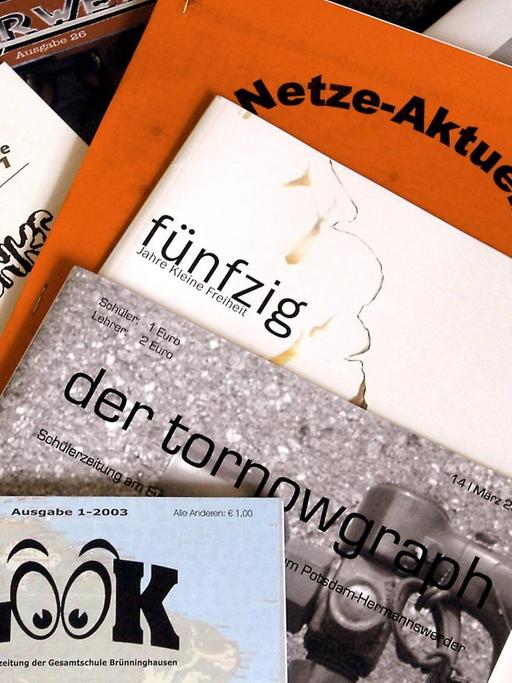 Bildnummer: 50860629 Datum: 01.05.2003 Copyright: imago/Marco Stepniak Diverse Schülerzeitungen, Objekte; 2003, Studioaufnahme, Zeitung, Zeitungen, Schülerzeitung, Schülerzeitungen, Schulzeitung, Schulzeitungen, Look, Klärwerk, Wahnsinn, Netze-Aktuell, der tornowgraph, der springende Punkt, fünfzig; , quer, Kbdig, Gruppenbild, Deutschland, ,