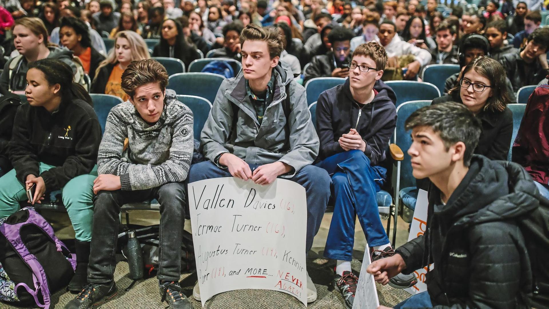 Schüler-Protest an der Woodland Hills High School in Churchill, Pa. Schüler-Protest an der Woodland Hills High School in Churchill, Pa.