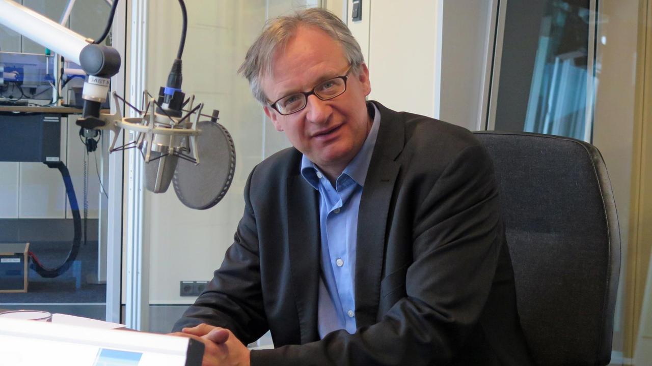 Der Politikwissenschaftler und Publizist Albrecht von Lucke in Studio 9. Der Politikwissenschaftler und Publizist Albrecht von Lucke in Studio 9.